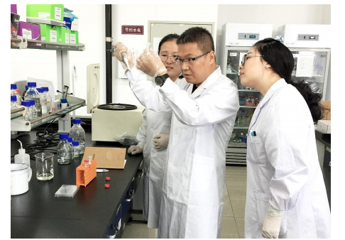 天津科技大學(xué)食品科學(xué)與工程學(xué)院黨委書(shū)記、院長(cháng)杜欣軍（中）